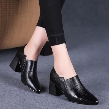 Oštar čarapa prosječna peta žena 2020 jesen slobodan cipele žena soft umjetna koža cipele kvadratnom peta ženski korejski stil patentni zatvarač crni 1