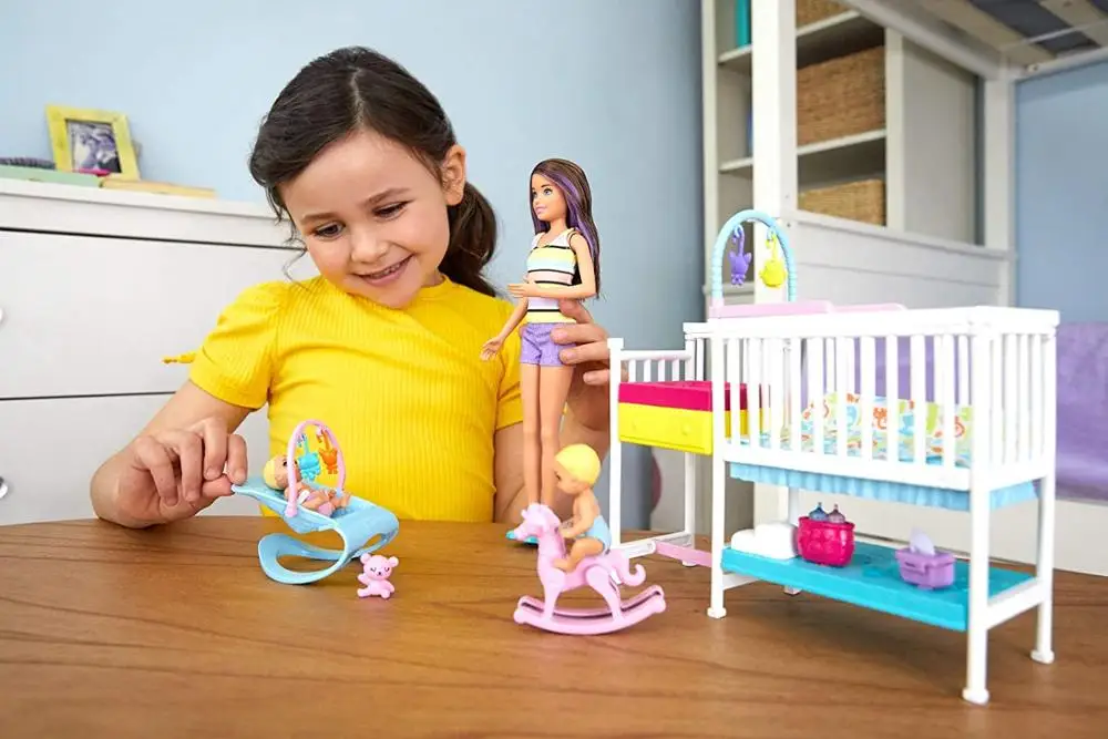 Originalni dječji igre skup Barbie s Skipper Babysitters Inc. 2 lutke bebe, krevetić i 10 + komada Gfl38 poklon za Rođendan Slika 3
